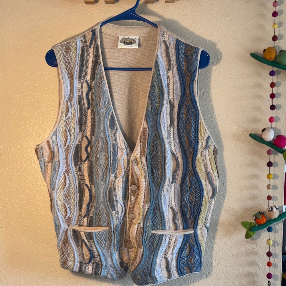 EUC VINTAGE AKLANDA Australian 3D knitwear vest known for its complex,